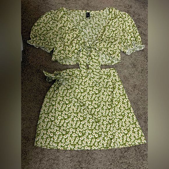 Cider light green floral tie-front crop top with puff sleeve skirt set - Picture 1 of 7